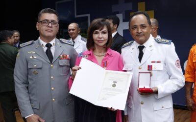 Reconhecimento: Dorinha recebe a maior honraria do Corpo de Bombeiros