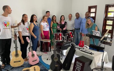 Senadora Professora Dorinha entrega instrumentos musicais à Associação Anjo Azul