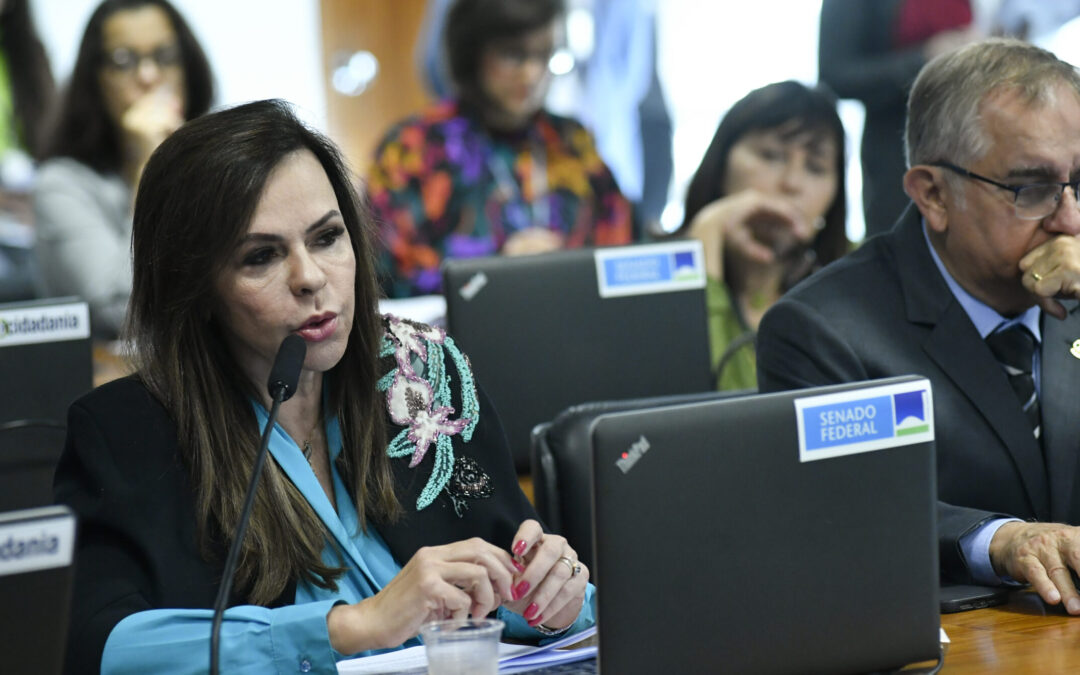 CE aprova relatório da senadora Professora Dorinha sobre obrigatoriedade de internet nas escolas