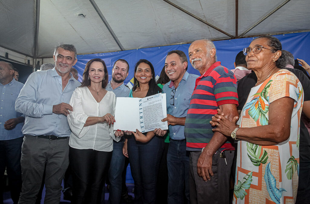 Professora Senadora Dorinha participa da entrega de títulos em Taquarussu Grande