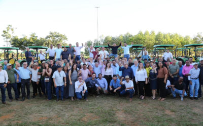 Senadora Professora Dorinha celebra entrega de 87 tratores em solenidade