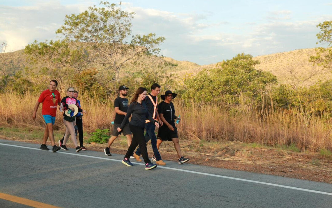 Senadora Professora Dorinha participa de romaria de 25 km ao Santuário do Bonfim
