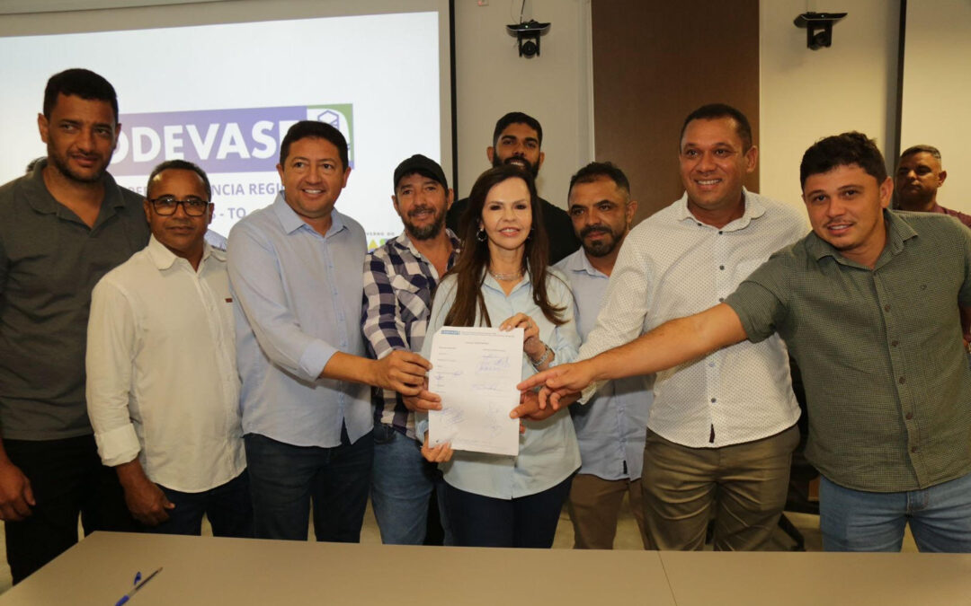 Senadora Professora Dorinha entrega maquinários e assina contratos de pavimentação no valor de mais de R$ 23 milhões para cidades do TO