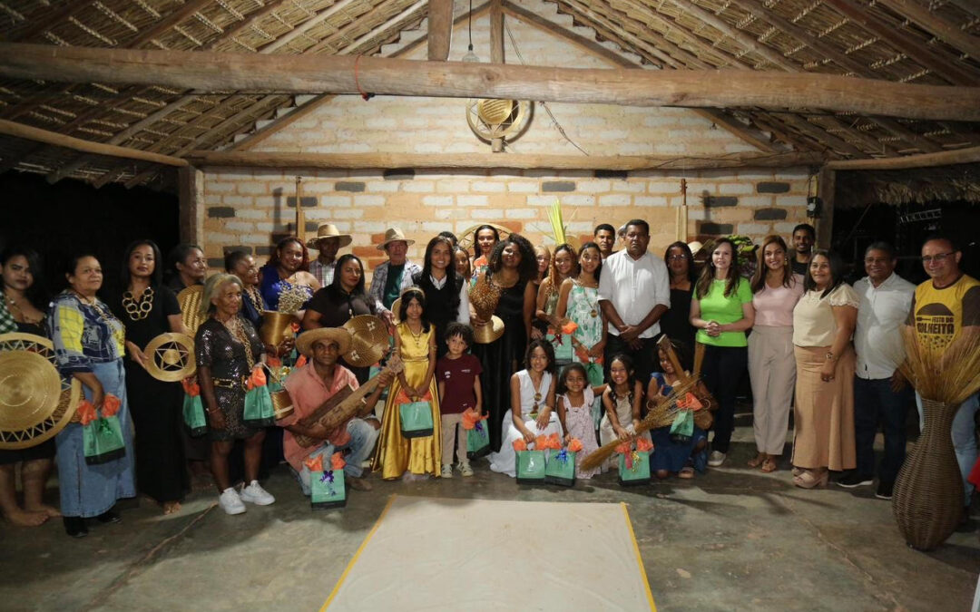 Senadora Professora Dorinha participa da 16ª Festa da Colheita do Capim Dourado, em Mateiros