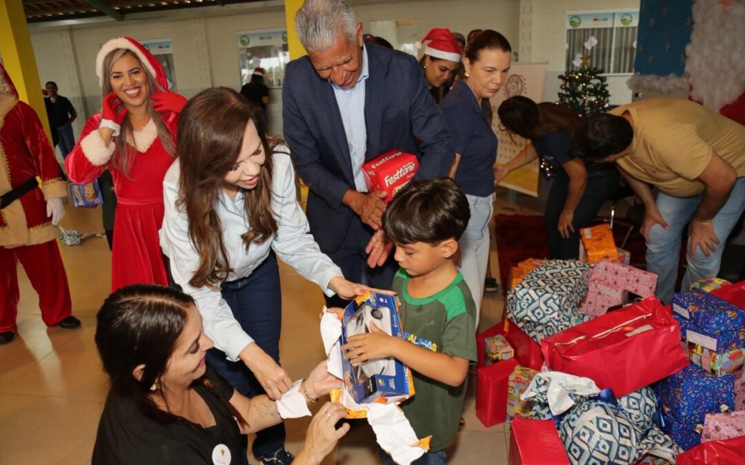 Senadora Dorinha e Papai Noel dos Correios realizam sonhos de 190 crianças na Escola João Beltrão